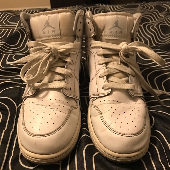 Jordan 1 Mid White GS 
Size 7Y - Picture 3 of 9